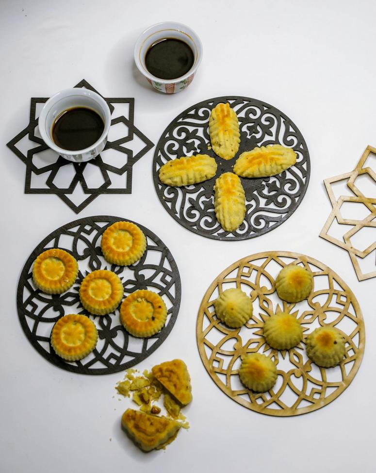 Assortiment de desserts orientaux traditionnels sur une assiette décorative