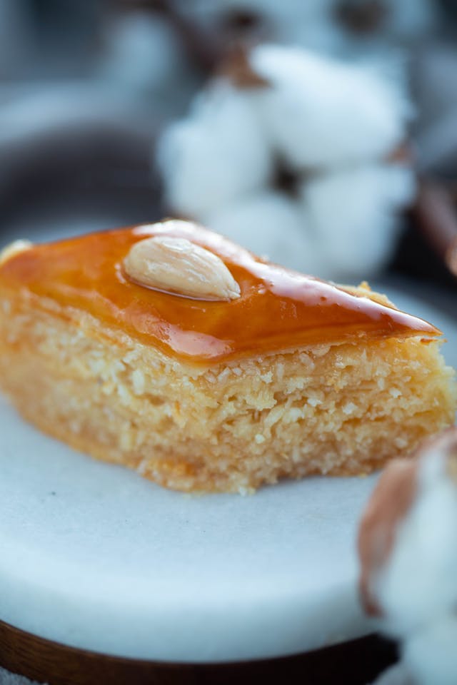 Basboussa servie sur une assiette décorative by douceurs-orientales.com