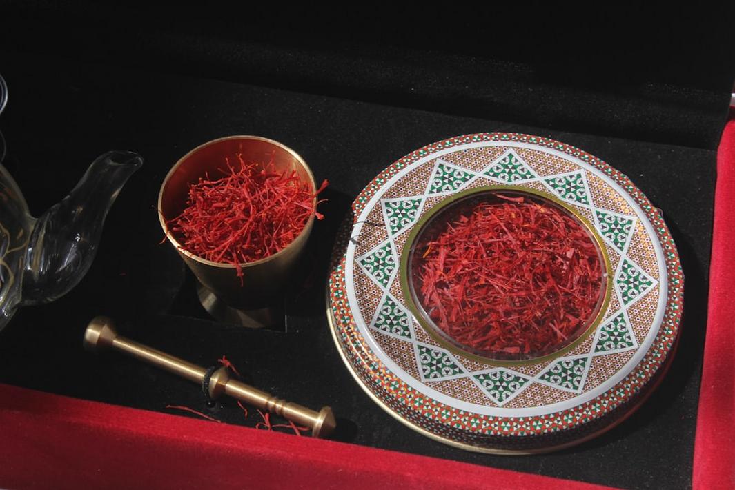 Recette traditionnelle de knafeh présentée sur un plateau