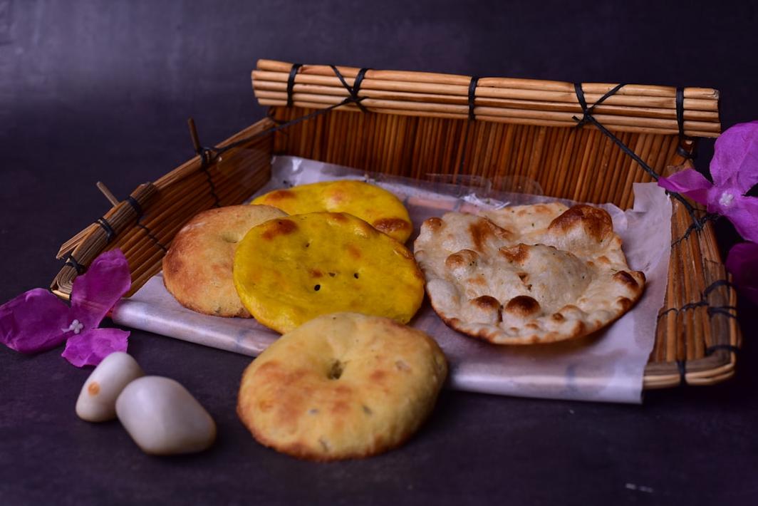 Assortiment de 5 pâtisseries orientales sur un plateau décoratif