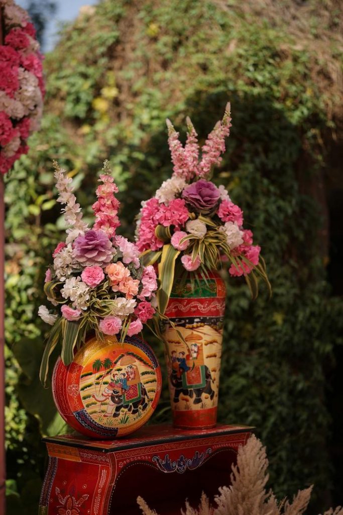 Éclair oriental décoré avec des fleurs