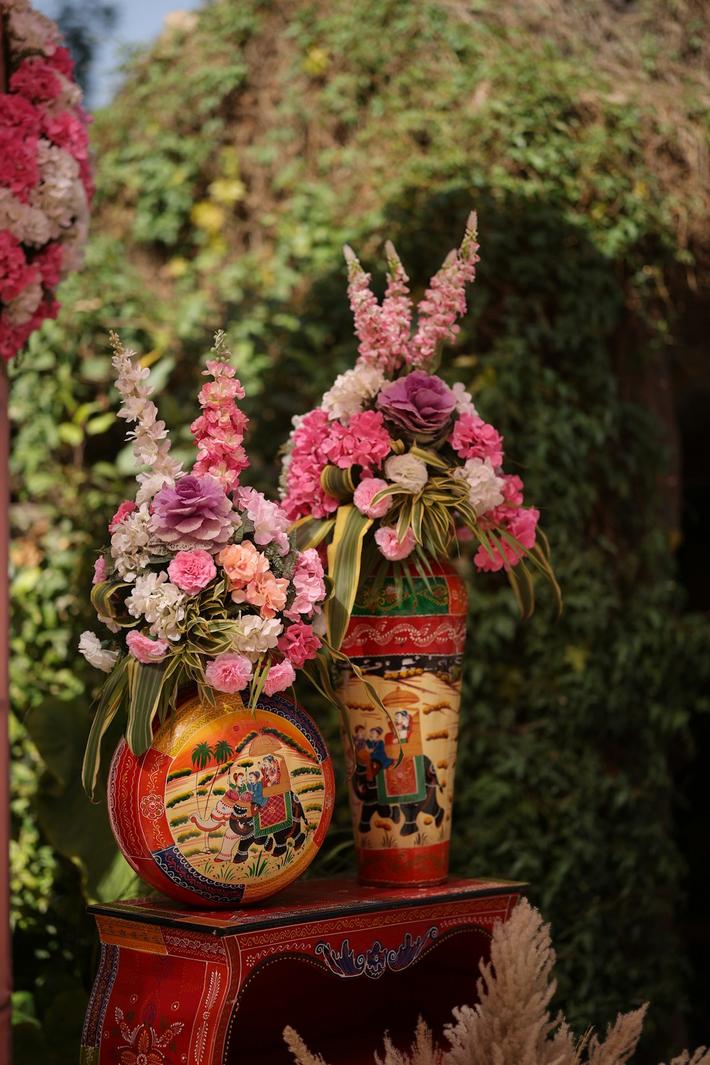Éclair oriental décoré avec des fleurs